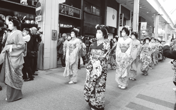 古町芸妓の練り歩き再現