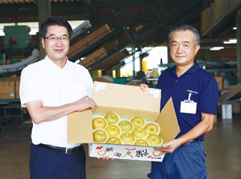 フルーツフラワーしろねセンター長の吉沢博和さん（右）。「今年の梨は豊作で、とても甘くておいしいです。ぜひお召し上がりください」