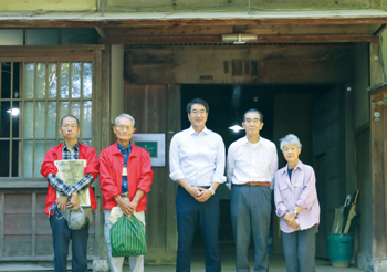 中原邸。左から太田さん、安澤さん、中原市長、中原堯之さんと妻の恭子さん。毎年春と秋に一般公開されています