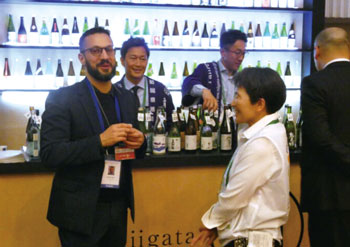 日本酒バーで県内約90の清酒蔵元の地酒を提供