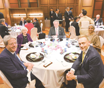  会議2日目に開かれた夕食会で、新潟漆器で提供された食事を楽しむ各国関係者