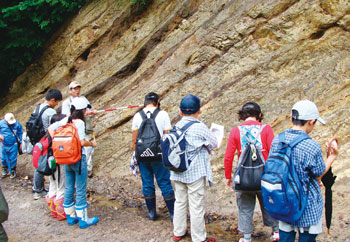 同会は新津丘陵をフィールドに、専門的な知識を生かした地層の観察学習などを行う