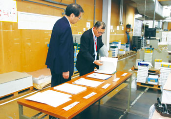創業100年を超える歴史ある印刷会社博進堂。印刷の工程を説明する清水伸さん（右）と中原市長（左）