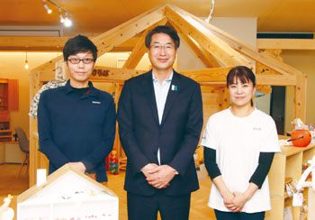 左から、社長の吉田達洋（たつひろ）さん、中原市長、吉田香那子さん。仏壇だけでなく、さまざまな木工製品を製造・販売している