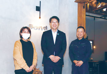 左から吉川理恵さん、中原市長、吉川剛さん。店名には「つながる、縁を結ぶ」という意味が込められている