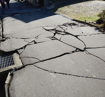 地震の影響で車両などの通行が困難となった私道