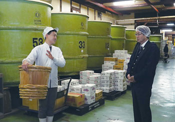 「峰村醸造」社長の山崎さん（左）