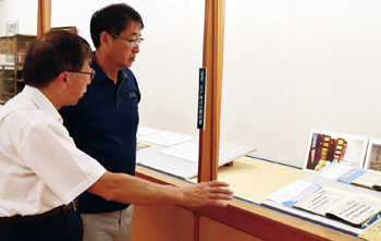 「江戸時代の寺子屋や明治時代以降の学校教育で使われた教科書を展示しています」と橋本学芸員