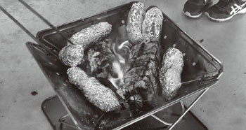 たき火で焼き芋体験