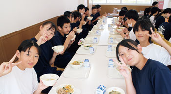 スクールランチ方式だった一部の中学校を食缶方式の給食に切り替え、全員給食を実現