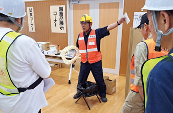 災害時に必要な簡易トイレの組み立てを実演する齊藤さん