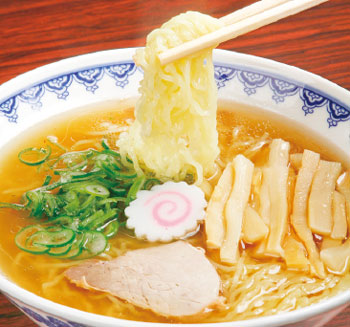 豚骨や鶏ガラベースのスッキリしたあめ色スープとすすり心地の良い極細麺