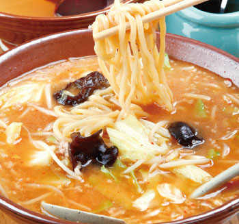 奥深い濃厚なみそダレと、それに負けない超極太麺が特徴