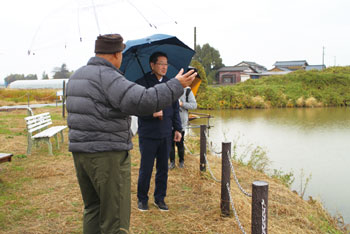 「阿賀野川の旧流路が形づくった三日月湖は、今では十二潟を残すのみとなりました」と話す山崎さん