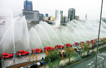 過去の一斉放水の様子