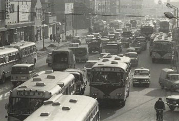 ラッシュ時の新潟交通本社前（みなとぴあ蔵 渡辺慶一郎撮影 昭和43年）