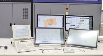 指令台の各モニター。通報や部隊の動き、地図情報などをまとめて確認できます。