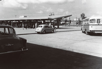新潟駅から見たバスターミナル（個人蔵　桜井進一撮影　昭和33年）