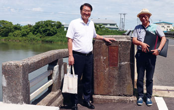 左から中原市長、有願会まちアルキかかり山田泰介さん