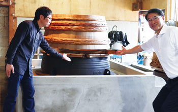 南部鉄器の特注釜に刻まれた「団四郎」の文字。「小さなみそ蔵だからこそ手間暇をかけたおいしいみそ造りにこだわりたいです」と藤井寛さん