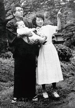 綱男さんを抱く安吾と三千代夫人