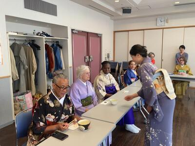 新潟・ガルベストン委員会との交流（着物でのお茶会の様子）　