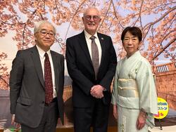 祝賀会会場フォトスポットでの記念撮影（1）　