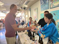 日本酒を提供する野島副市長　