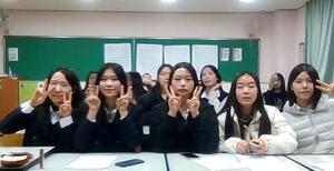 交流会の最後に両校の生徒が画面越しに記念撮影をしました。ハクソン女子中学校の生徒たち。