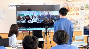 両校の生徒は、通訳を介して質疑応答を行いました。