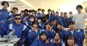 交流会の最後に両校の生徒が画面越しに記念撮影をしました。したやま中学校の生徒たち。