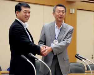 会見で握手を交わす泉田知事と篠田市長の写真