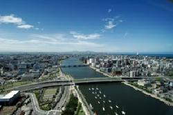 新潟市街と信濃川の写真