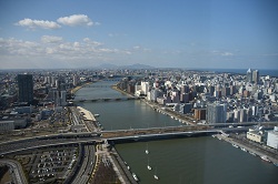 朱鷺メッセから見た信濃川・新潟中心部の写真