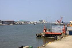 万代島から見た新潟西港の写真