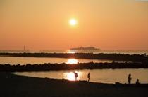 夕日に染まる山の下海浜公園の写真　ダウンロードページへリンク