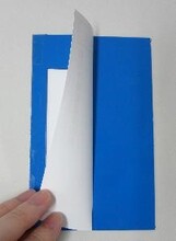青い記入ガイドのカバーに沿って投票用紙を折るイメージ１