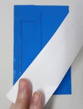 青い記入ガイドのカバーに沿って投票用紙を折るイメージ３