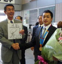市役所にて金メダル獲得を報告する中野大輔選手(右）