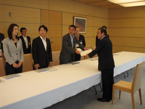 菅内閣官房長官に提案書を提出した時の写真