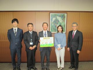 全国共済農業協同組合連合会　新潟県本部へのプレート贈呈の様子