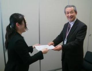 株式会社はあとふるあたごへのプレート贈呈の様子