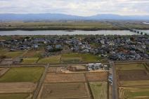 曽我墓所遺跡を空から撮影した写真。北西方向から撮影。写真からは、調査区の南東に阿賀野川が流れているのがわかる。