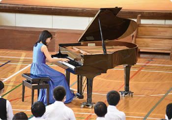 松浜中学校 ｢夢はかなえるために見る」卒業生によるピアノコンサート