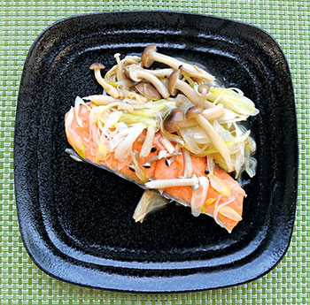 鮭とキノコと玉ねぎのフライパン蒸し　イメージ