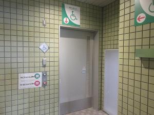 プール棟トイレ出入口