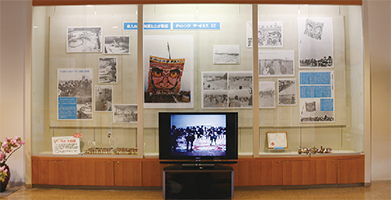 「凧人（たこびと）たちの知恵と力が集結　チャレンジ ザ ギネス80」開催中のしろね大凧と歴史の館の玄関ホールの写真