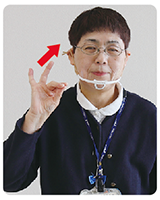 手話通訳者・鈴木さんがその手を後ろに引いている写真