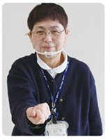 手話通訳者・鈴木さんが握った手を裏返している写真