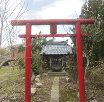 赤い鳥居と「ちょんまん神社」の祠の写真